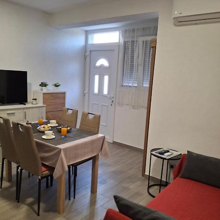 Apartment Neva Split With Free Private Parking Space Bagian luar foto