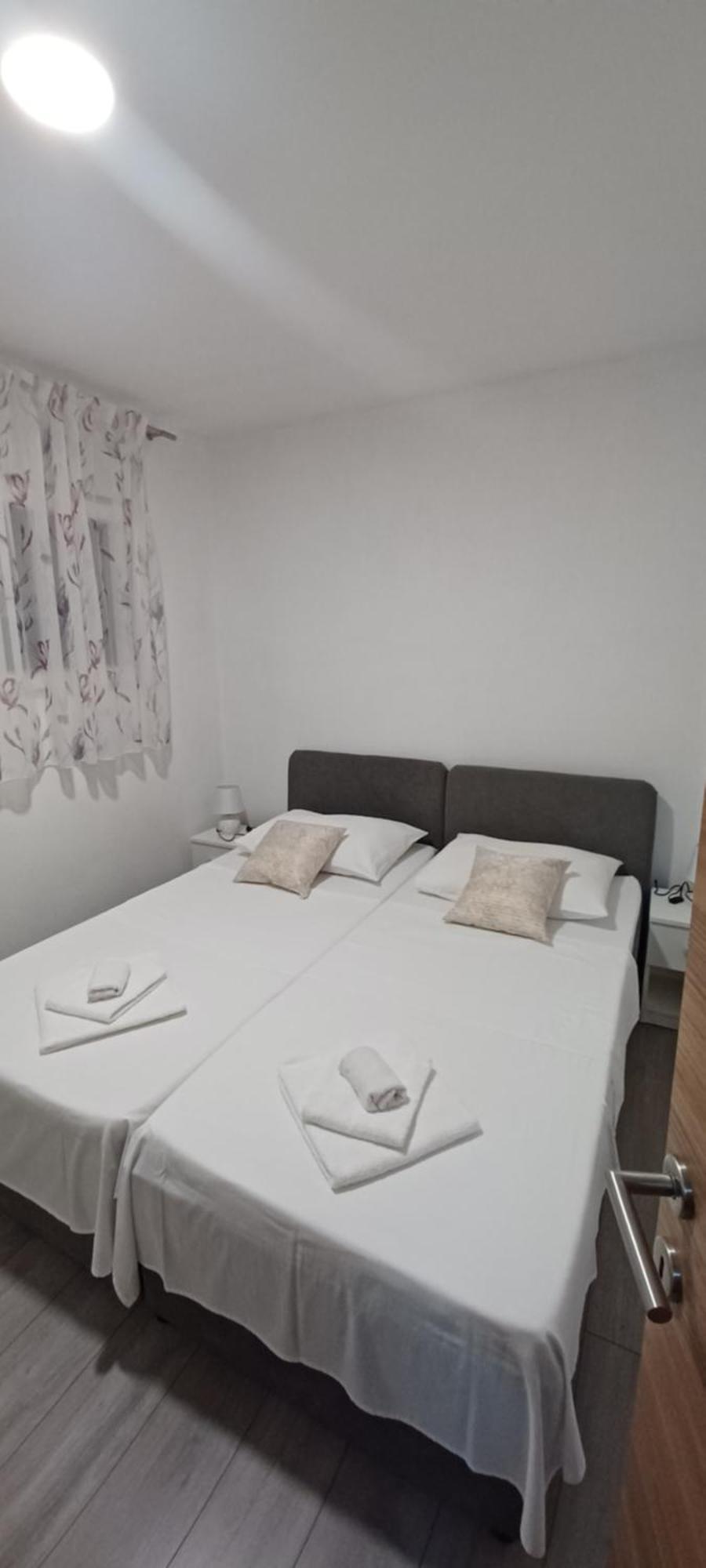 Apartment Neva Split With Free Private Parking Space Bagian luar foto