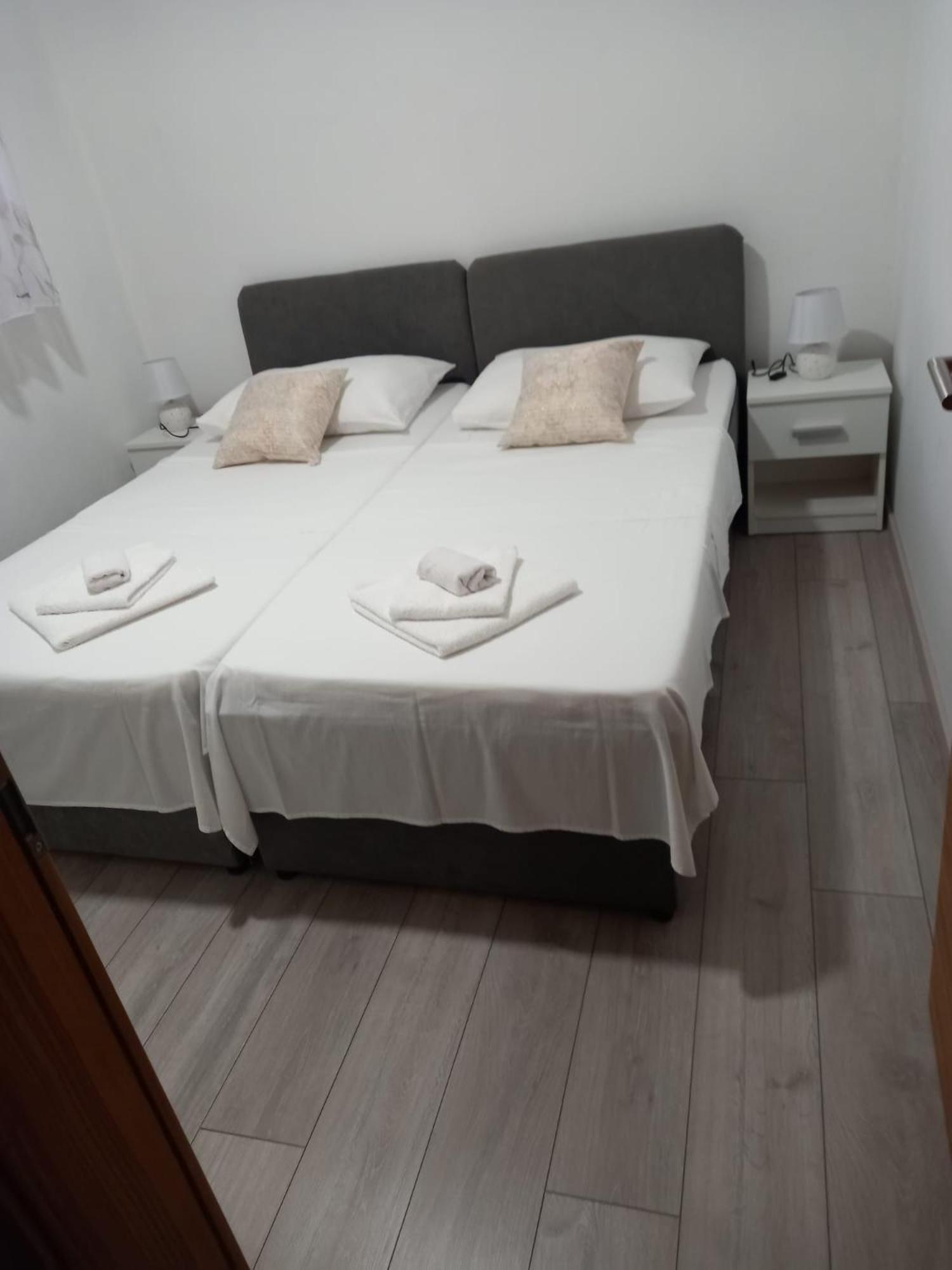 Apartment Neva Split With Free Private Parking Space Bagian luar foto